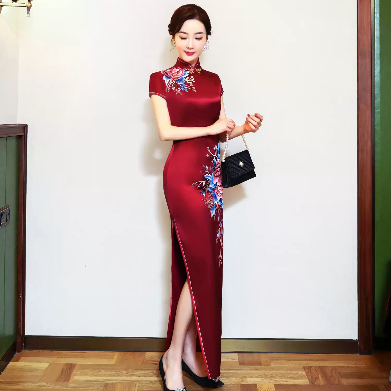 Fengxiang nouveau Chinese Wind Slim Slim Light broderie vin rouge long mariage banquet heureux maman robe de drapeau à la main