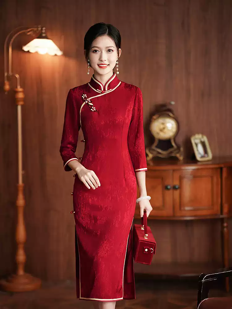 El vestido de boda de la suegra feliz generalmente se puede usar el nuevo cheongsam rojo 2024. la madre de la novia es noble y de alta gama.