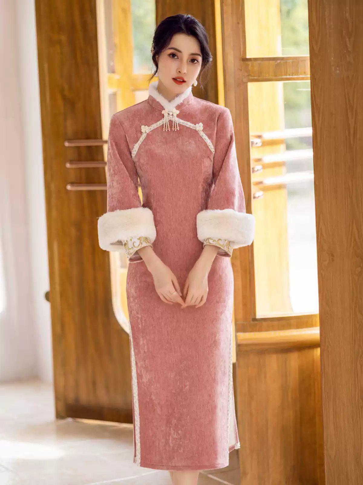 Temperament Pink Cheongsam 2024 Autumn/Winter New Long Sleeve with Velvet New Chinese Style High end Slim Fit Inverted Large Sleeve Young Style